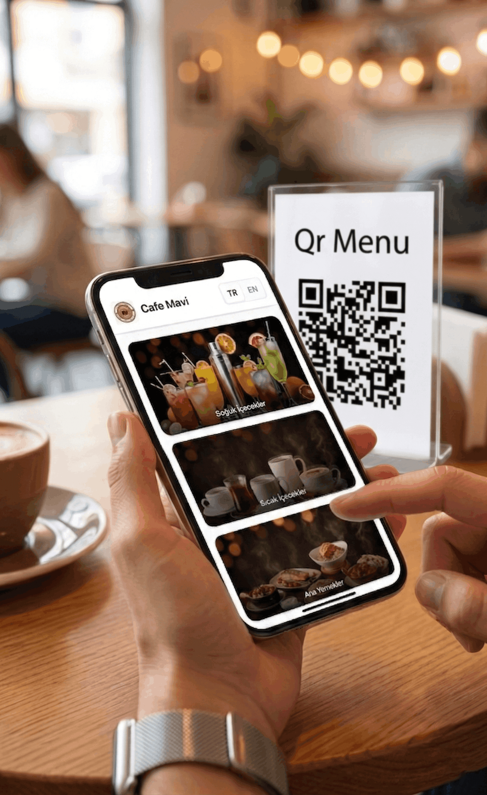 Kafe masasında pleksi QR menü tutucu